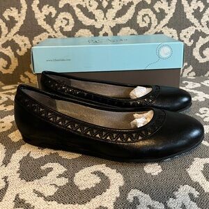 NEW in box Women’s Life Stride Black Flats